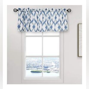 NWOT MULTICOLORED NAVY/GRAY GEOMETRIC WINDOW VALANCE 🩶